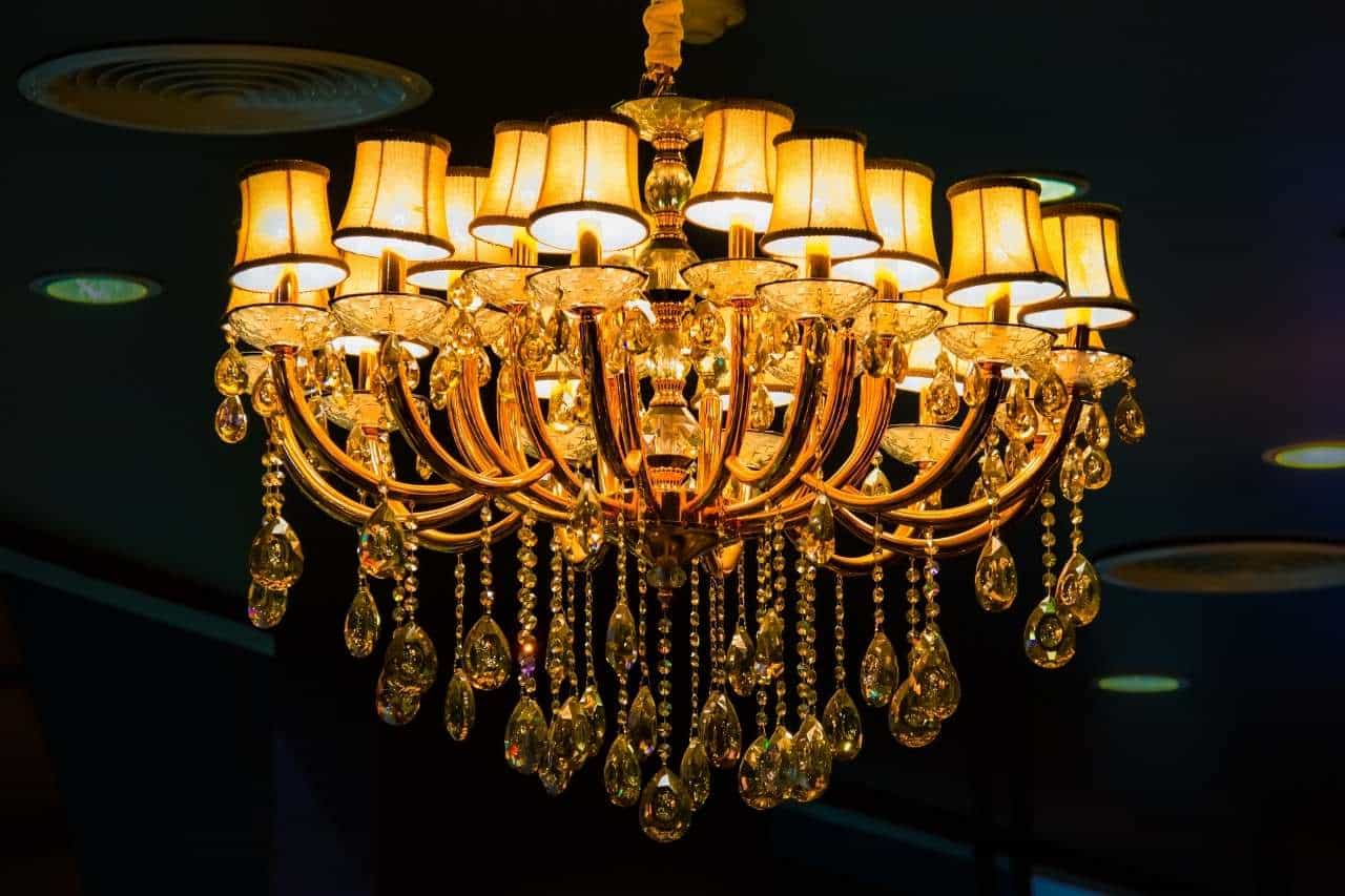 You are currently viewing How To Clean Crystal Chandelier With Vinegar? Best Guide