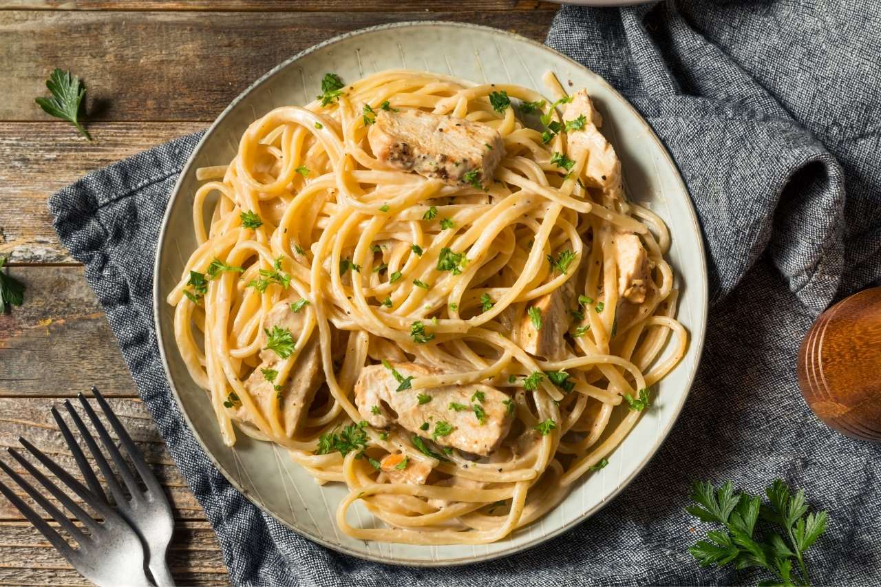 You are currently viewing What Side Dish Goes With Chicken Alfredo? 6 Uncommon Options