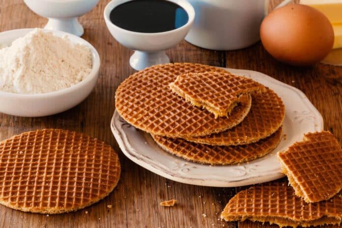 how to eat a stroopwafel